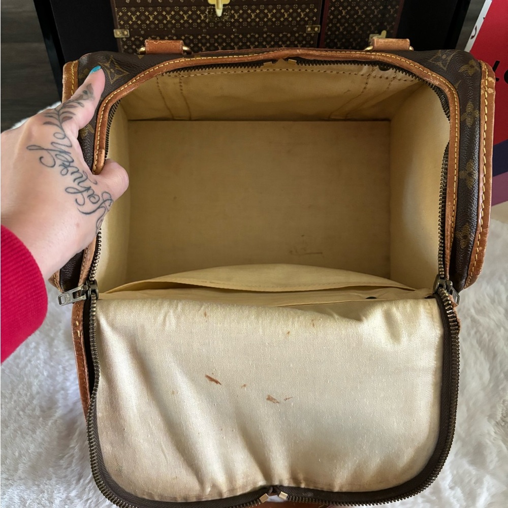 Louis Vuitton - Picture 15 of 16